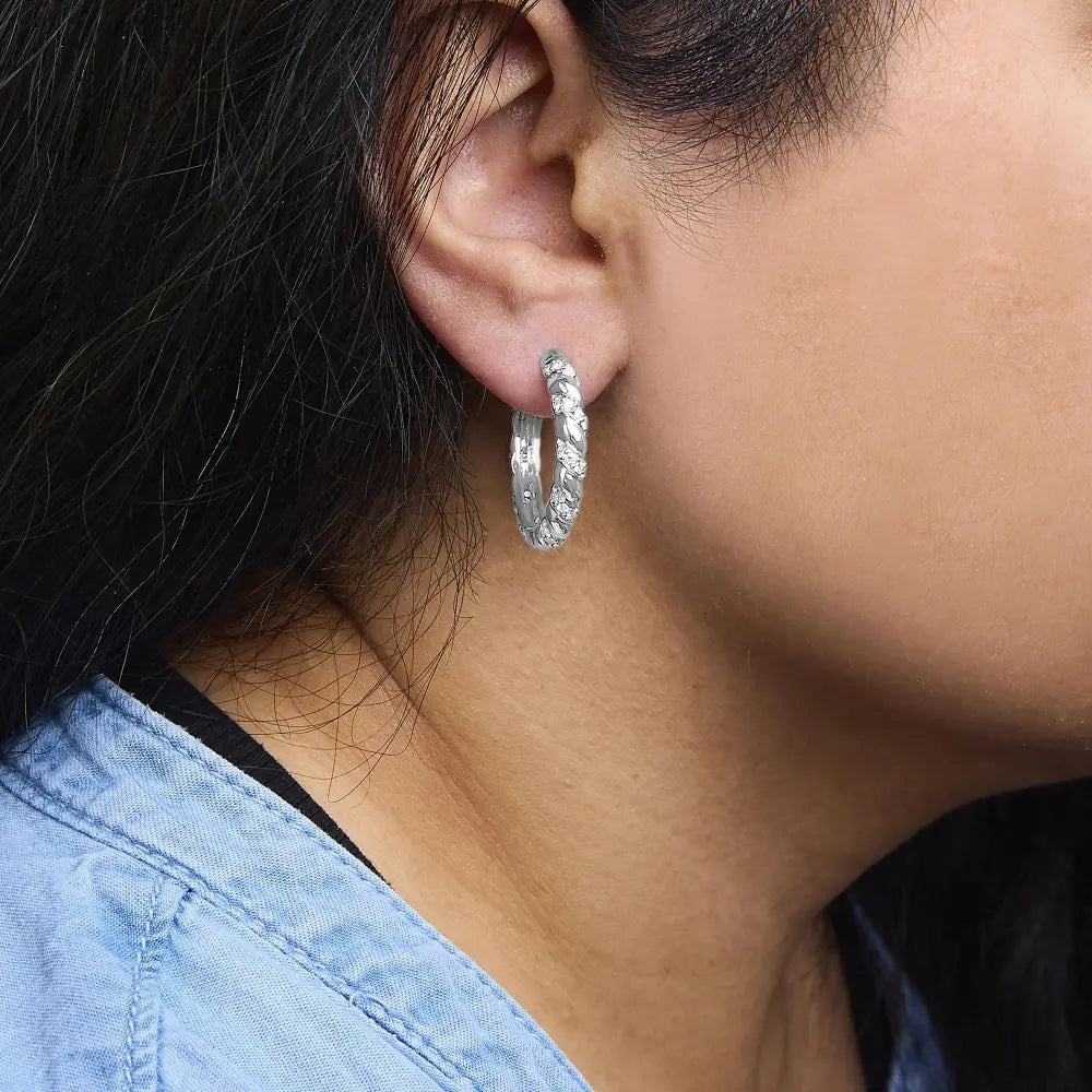 14k white gold 1 1/5 cttw lab grown diamond swirl design 1’’ inch hoop earrings (f g color vs1 vs2 clarity)