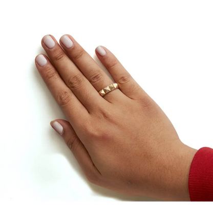 14K Yellow Gold 1/4 Cttw White Diamond Pyramid Band Ring (G-H Color, SI1-SI2 Clarity)- Size 7 - Bijoux-NYC Direct